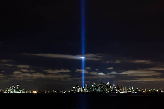 640px-NYC_World_Trade_Center_Tribute_in_Light_2010
