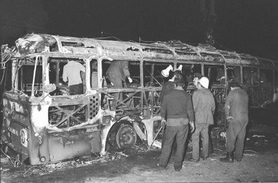 Les restes calcinés de l'autobus - (crédit : Archives de Tsahal/Ministère de la défense)